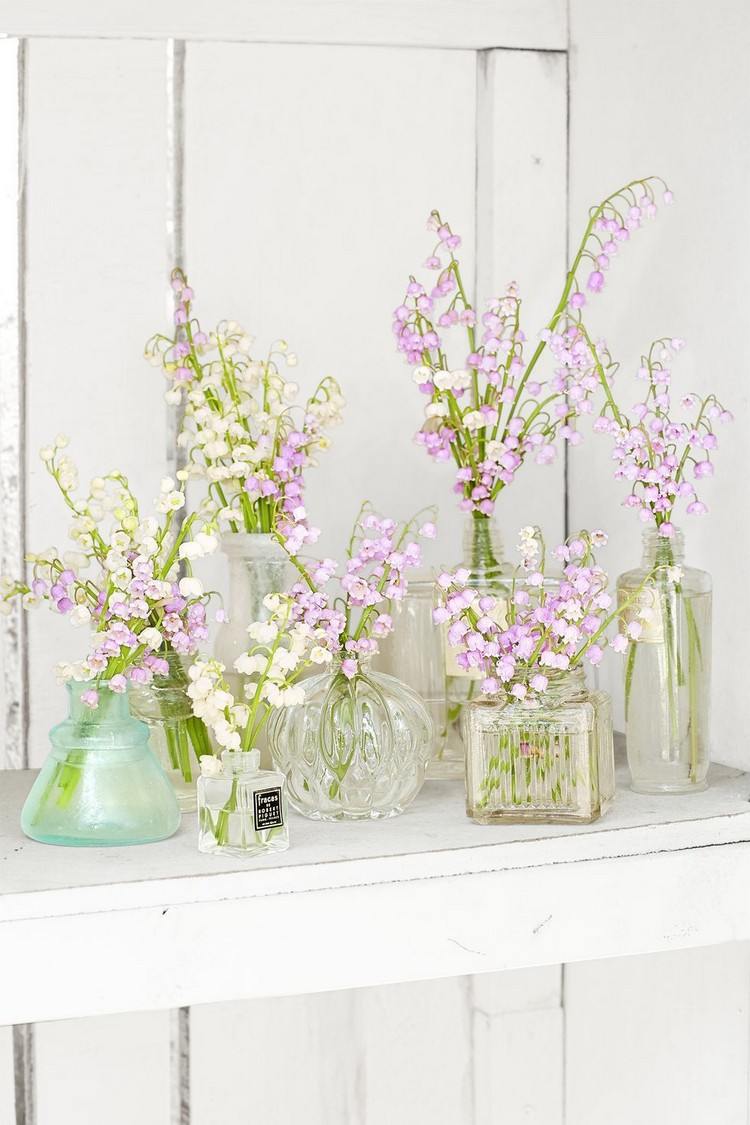 frische Blumen in Parfumflaschen Osterdeko Ideen zum Basteln von Erwachsene