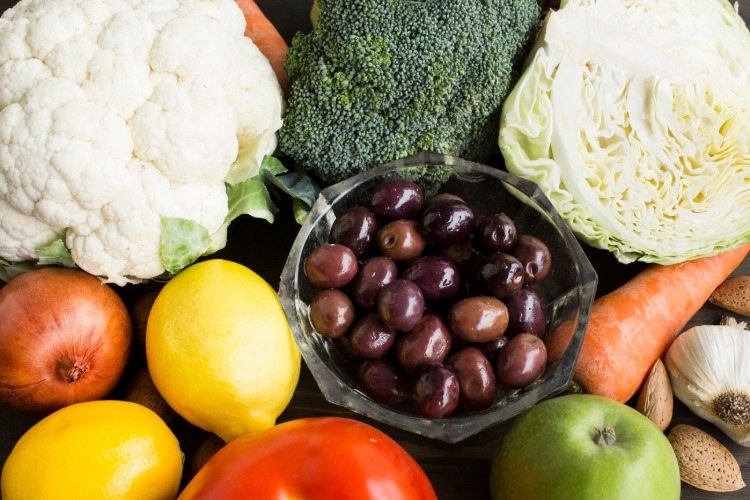 gesunde ernährung natürliche lebensmittel obst und gemüse oliven blumenkohl zitronen vitamin c
