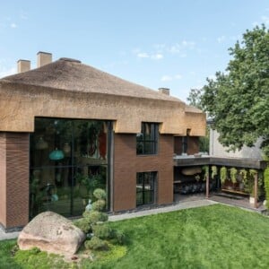 großer japanischer garten in kombination haus mit strohdach in landhausstil