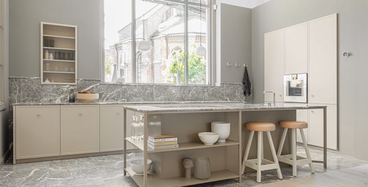 helle beige Küchenfronten und graue Wandfarbe für skandinavische Gestaltung