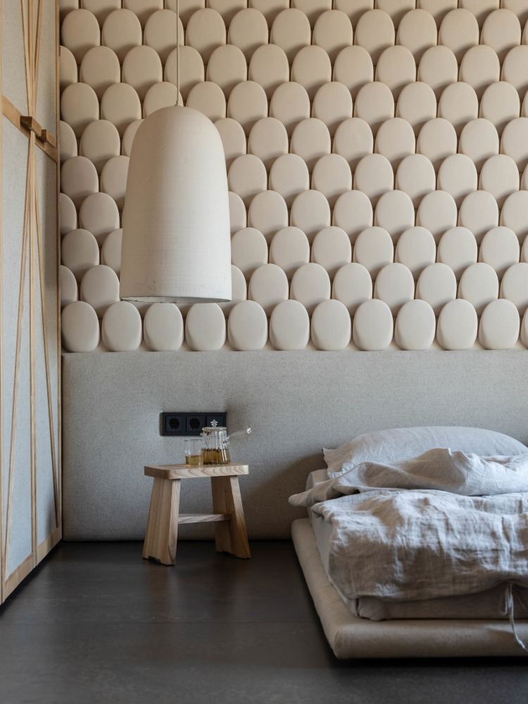 helle keramische fliesen nebeneinander geordnet in schlafzimmer mit minimalistischem design