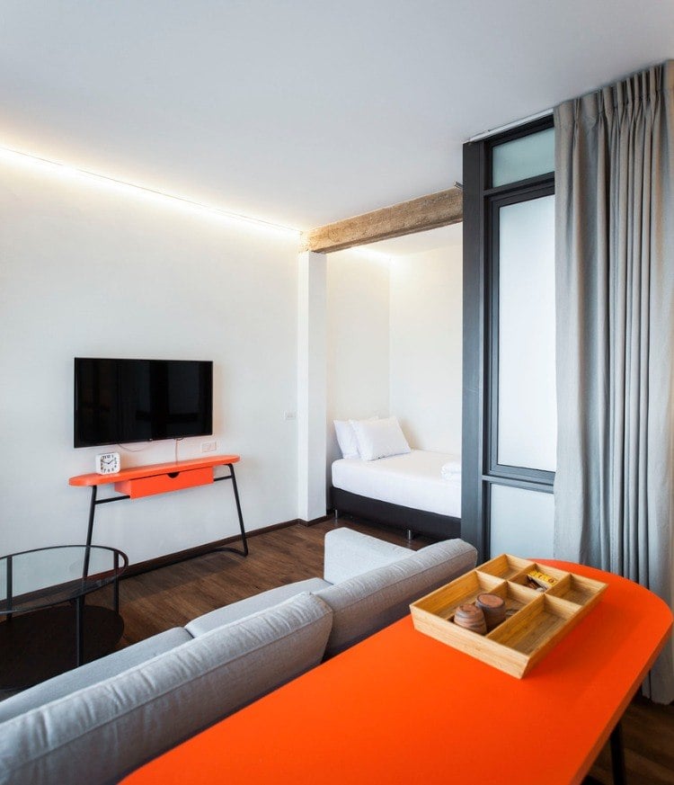 hotelzimmer renoviert minimalistisches design kontrastierende farben
