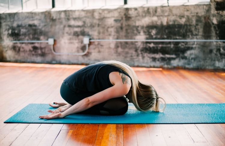 kindspose in yoga ist sehr einfach und entspannend