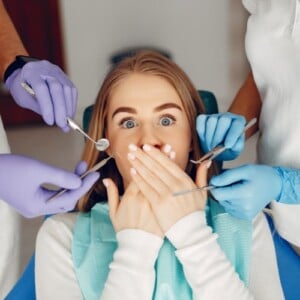 krankenschwester und zahnarzt behandeln angstpatientin
