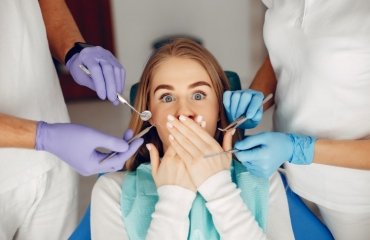krankenschwester und zahnarzt behandeln angstpatientin