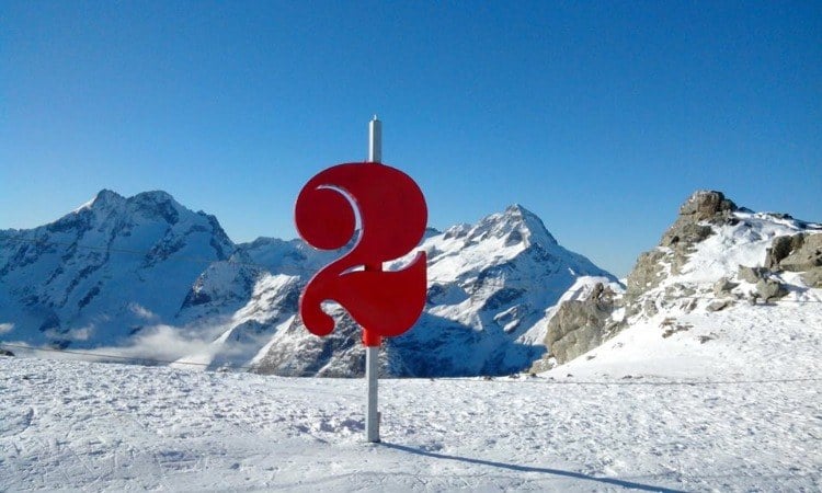 les deux alpes zeichen logo im schnee mit bergen im hintergrund