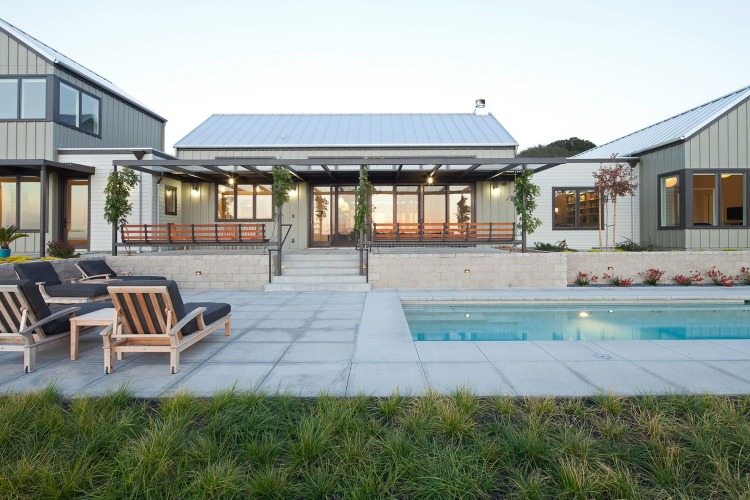 luxuriöses haus mit pool und großer terrasse überdacht mit stahlkonstruktion
