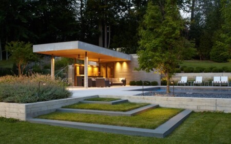 luxus garten mit überdachtem entsprannungsbereich und gartentreppen aus naturstein vor wald