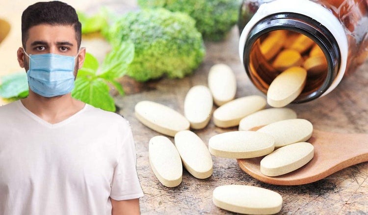 mann mit schutzmaske mundschutz corona vitamin d hilfreich covid 19 risiko senken