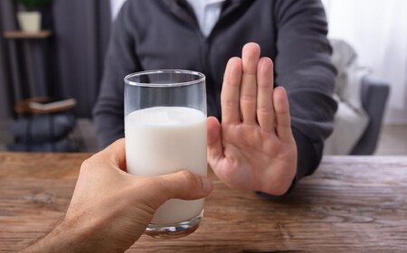 mann verzichtet auf glas milch milchprodukte ungesund