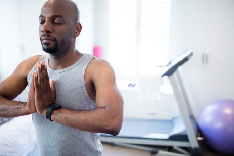 meditation yoga und training zu hause fit bleiben gegen covid-19