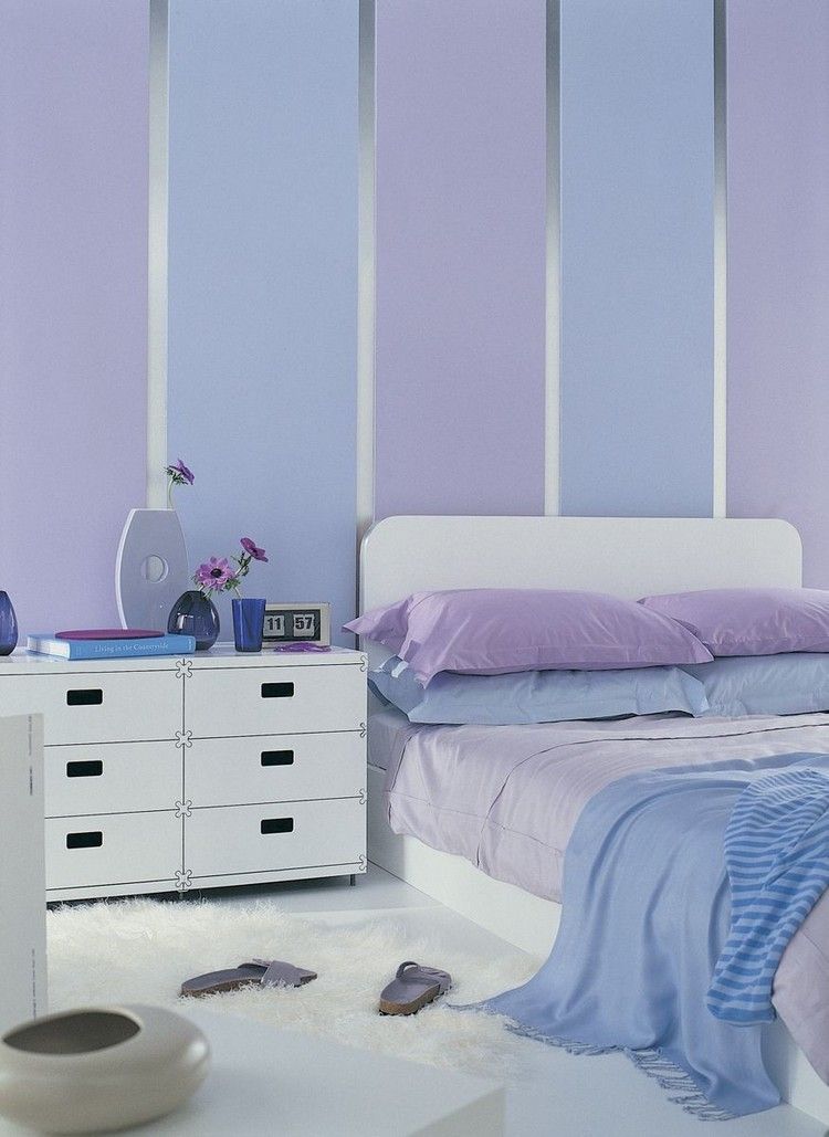 modernes Schlafzimmer in Flieder und Blau und Weiss gestalten