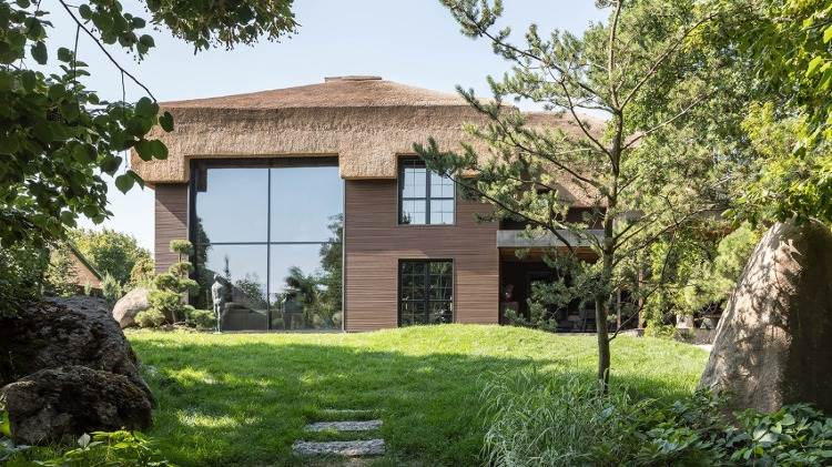 modernes haus mit strohdach shkrub architektur landhausvilla