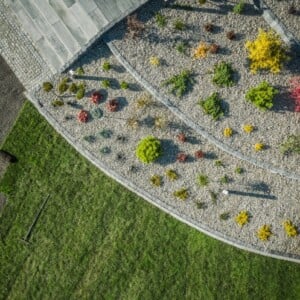 plan vom schön terrassiertem garten grüner rasen und gewächse hardscape