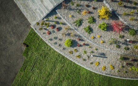 plan vom schön terrassiertem garten grüner rasen und gewächse hardscape