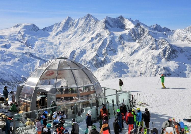 saas fee in der schweiz eisbar skifahrer hohe berge mit schnee