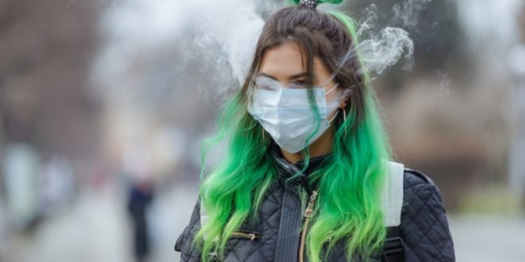 schutzmaske tragen und rauchen auf der straße nikotin wirkung gegen coronavirus