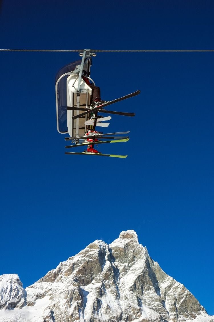 skifahrer auf sessellift in zermatt schweiz matterhorn blick