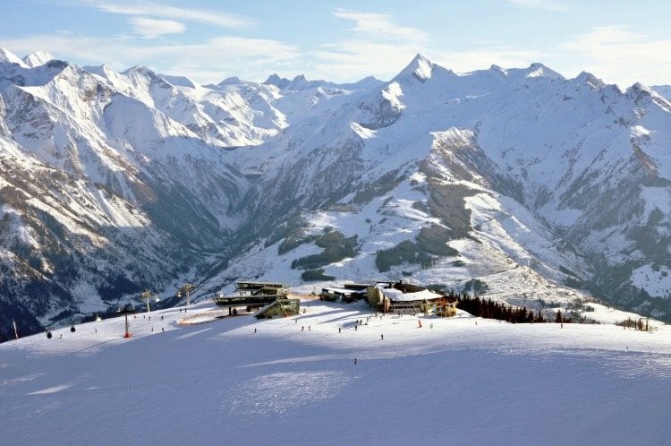 skigebiet kaprun umgeben von bergen skifahren im sommer