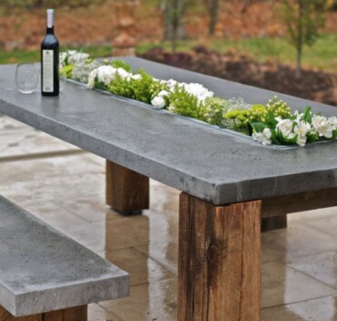 stilvoller gartentisch diy beton mit blumen in der mitte und holzbeinen