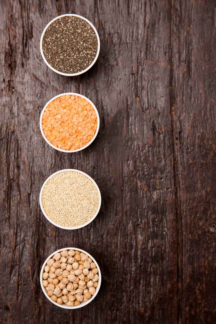 superfood chiasamen quinoa und kichererbsen in kleinen schüsseln