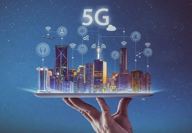 technologische smart cities 5g über wolkenkratzer auf tablett