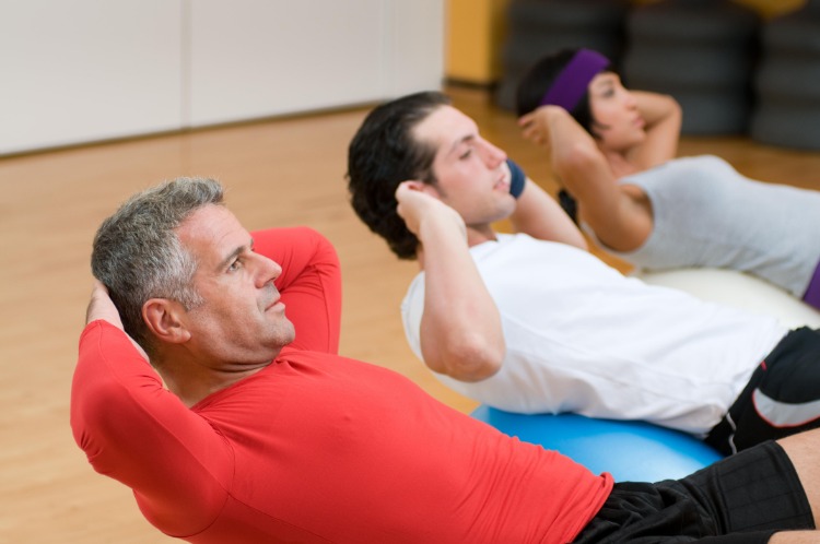 training bauchmuskeln männer und frau im fitnessstudio
