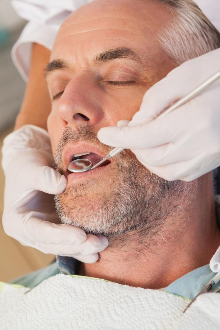 unter narkose behandeln angst vor zahnarzt anästhesie mundspiegel verwenden