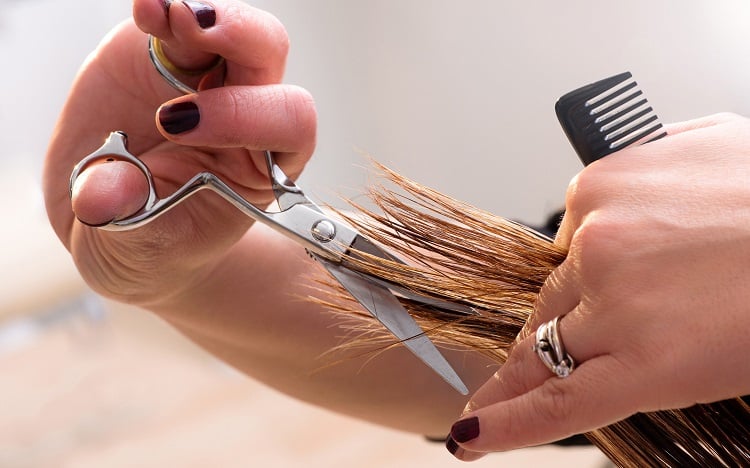 wie Haare selbst schneiden Zuhause Haarspitzen entfernen