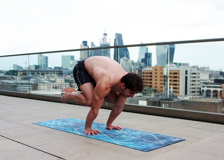Mythen über Yoga für Männer unterarmstand den ganzen körper anspannen