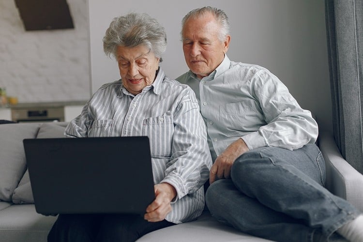 Ältere Menschen über 70 haben ein neues Laptop bekommen