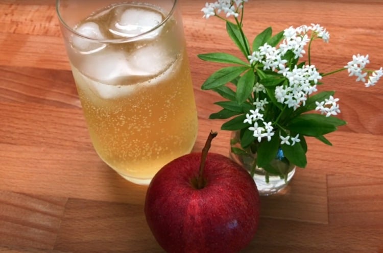 Alkoholfreie Bowle mit Apfelsaft und Waldmeisterblüten