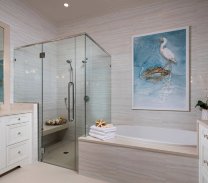 Badezimmer Deko Nordsee Flair mit Muscheln und einem Wandbild