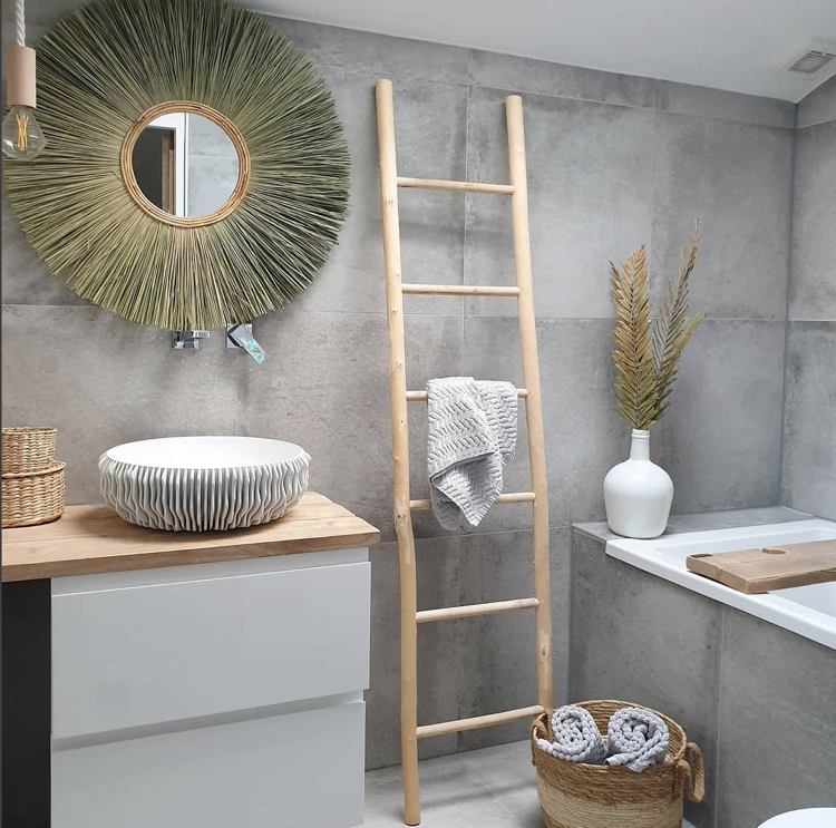 Badezimmer Dekoration in Grau und Weiß mit Holz und Rattan Dekorationen