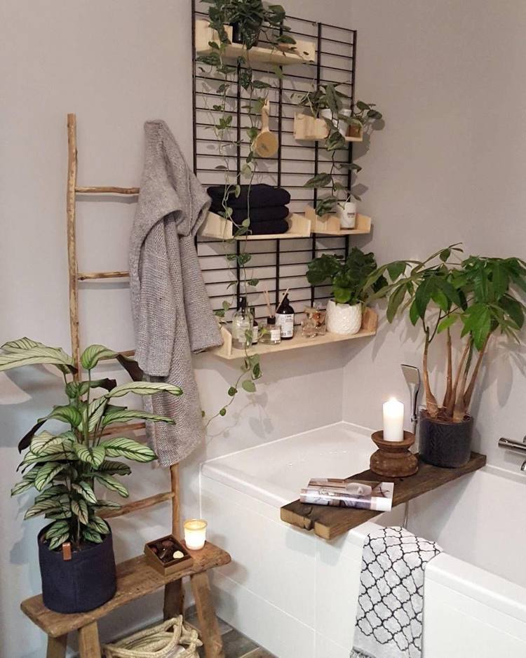 Badezimmer Dekoration mit Pflanzen auf Holzregalen