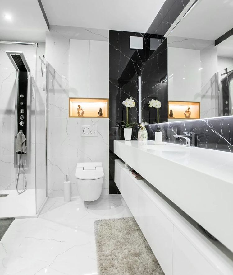 Badezimmer Weiß Schwarz modern gestalten mit Fliesen in Marmoroptik
