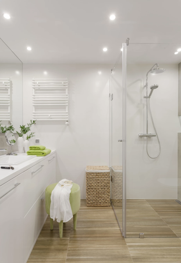 Badezimmer in Weiß und Braun mit ebenerdiger Dusche