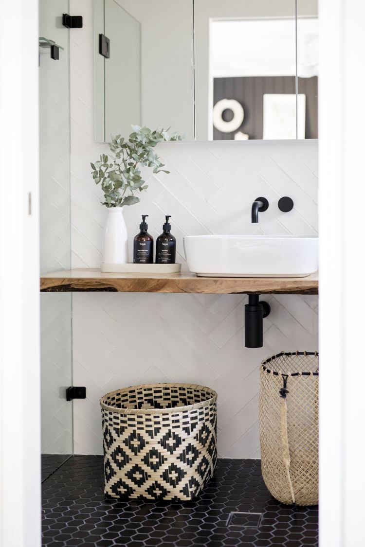 Badezimmer in schwarz weiß modern Deko Eukalyptus in einer Vase