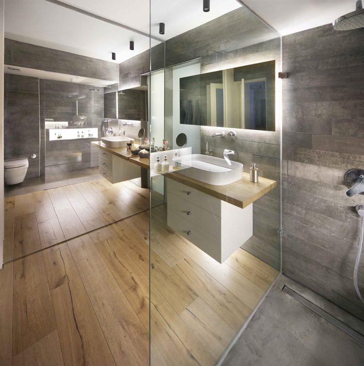 Badezimmer mit Fliesen und Holzboden gestalten Ideen