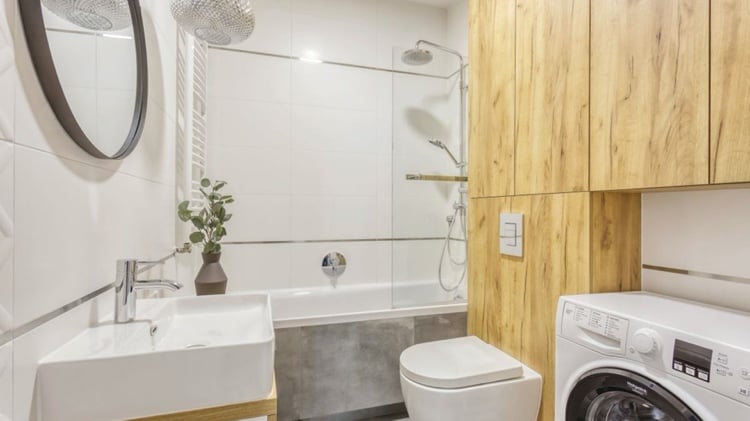 Badezimmer modern mit Waschmaschine Weiß Grau und Holz schön kombiniert