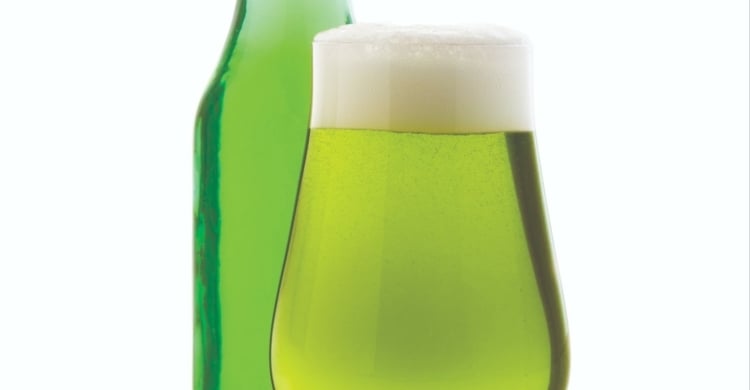 Bier mit Waldmeistersirup mischen für einen erfrischenden Kick im Getränk