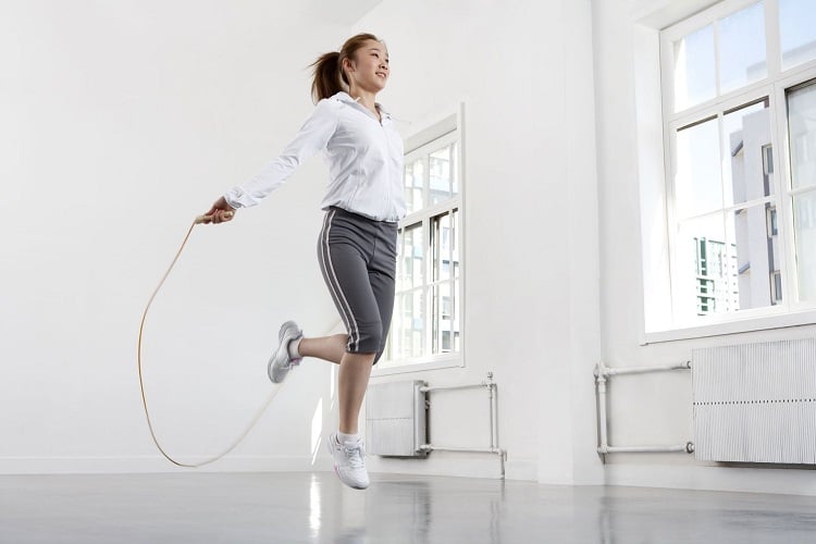 Doppeldurchschlag Seilspringen Übungen Ganzkörper Trainingsplan für Zuhause