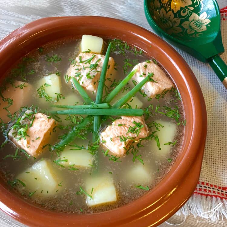 Fischsuppe Lachs russisches Rezept für klare Suppe mit Kartoffeln