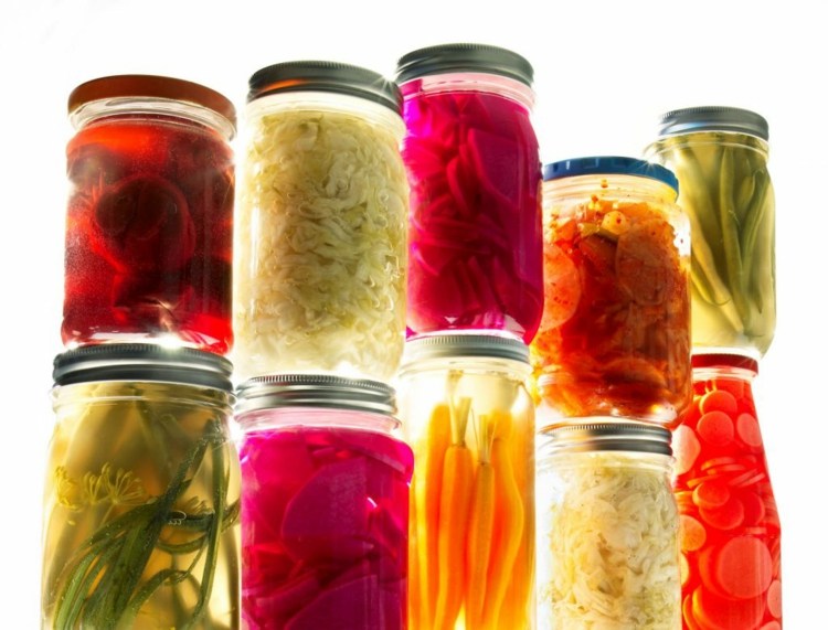 Gemüse als fermentierte Lebensmittel - Sauerkraut, Gurken und Rote Bete einlegen