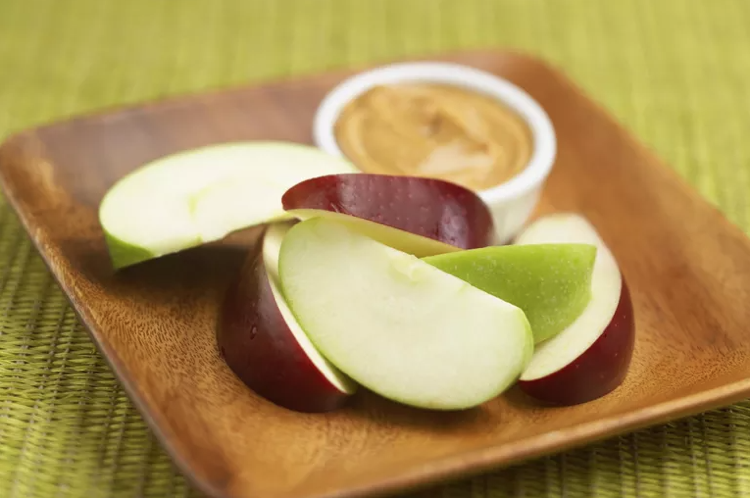 Gesunde Snacks für Diabetiker Apfel mit Erdnussbutter