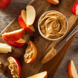 Gesunder Low Carb Snack Äpfel mit Erdnussbutter