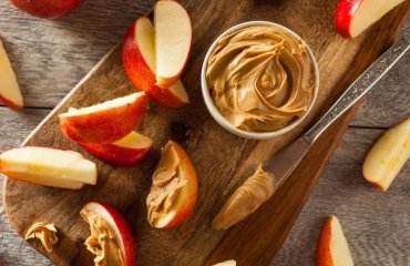 Gesunder Low Carb Snack Äpfel mit Erdnussbutter