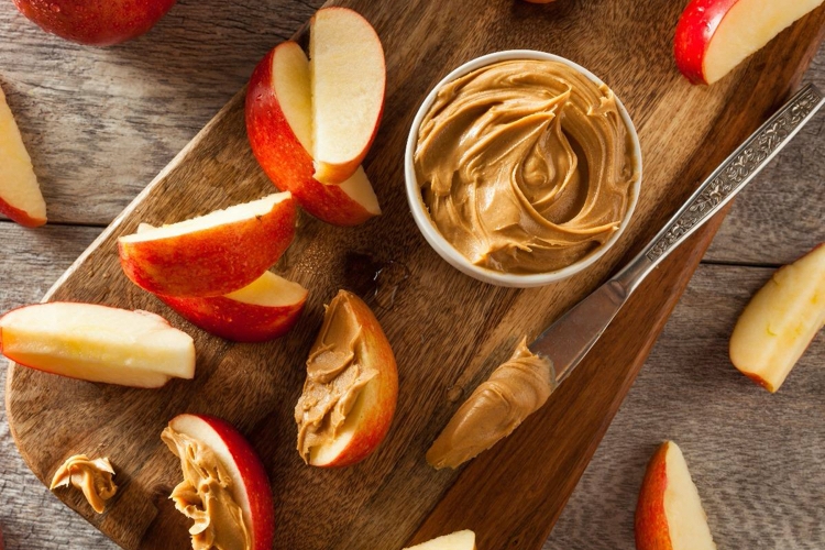 Gesunder Low Carb Snack Äpfel mit Erdnussbutter