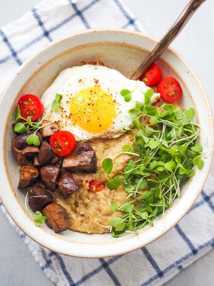 Haferflocken Rezepte kalorienarm Frühstück Ideen Abnehmen Porridge Herzhaft mit Ei