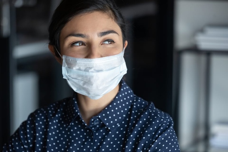 Hautprobleme im Gesicht Entzündungen durch Tragen von Mundschutz Maske vermeiden